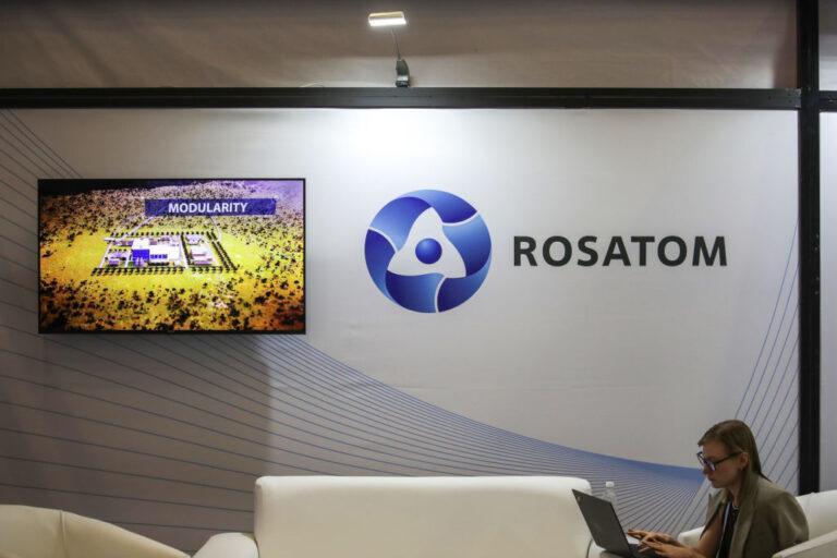 Zdjęcie przedstawia stoisko Rosatomu na targach