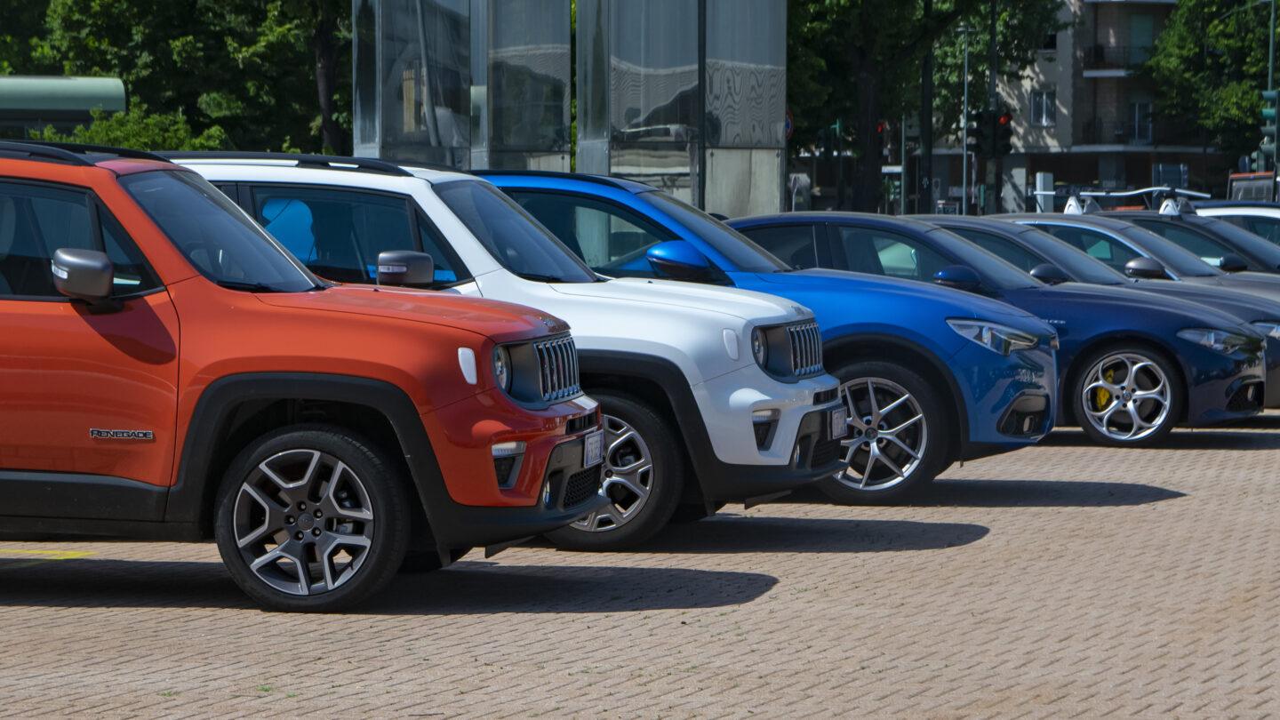 Samochody Jeep i Alfa Romeo przed fabryką we Włoszech