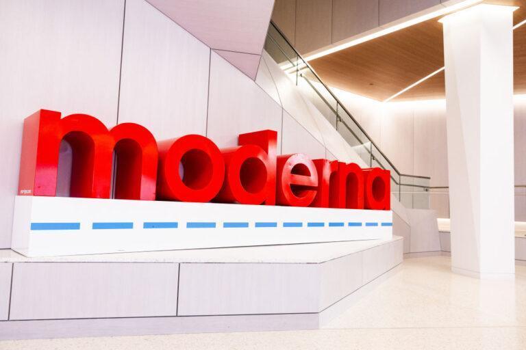 Na zdjęciu logo Moderny