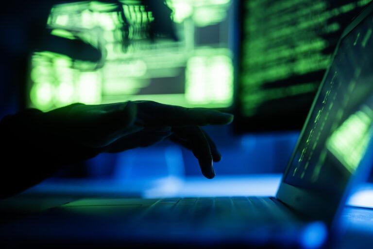 Na zdjęciu ciemne pomieszczenie pełne komputerów