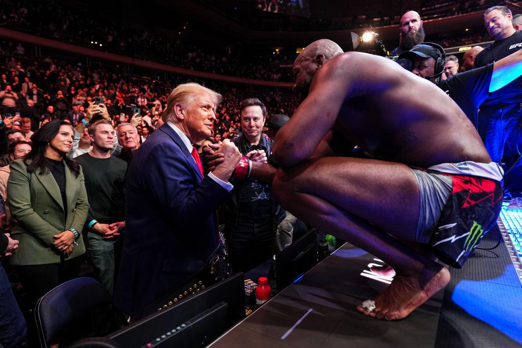 Na zdjęciu Donald Trump (z lewej) i Jon Jones, wielka gwiazda światowego MMA