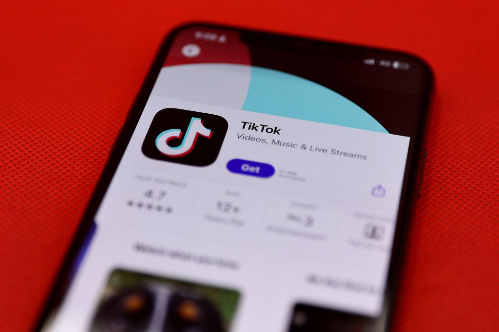 Aplikacja TikTok na telefonie
