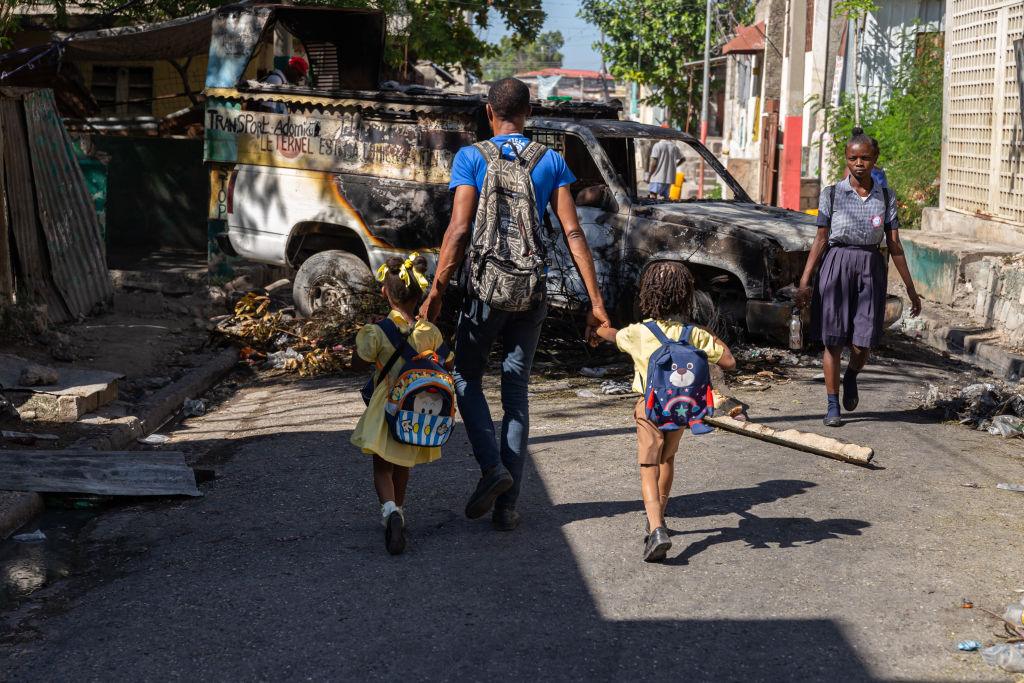 Na zdjęciu uliczna barykada w Haiti