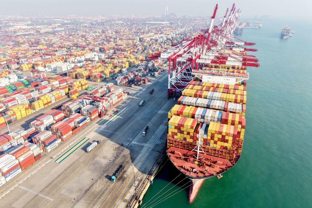 Na zdjęciu kontenerowiec w porcie w Qingdao