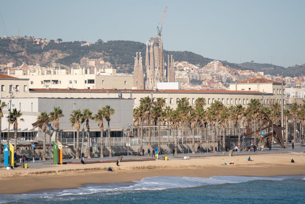 Na zdjęciu wybrzeże i plaża w Barcelonie