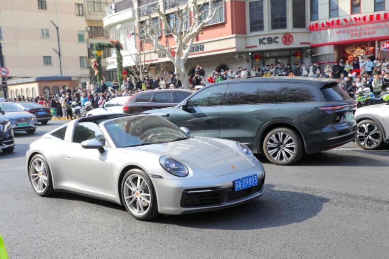 Na zdjęciu auto Porsche na ulicy w Chinach