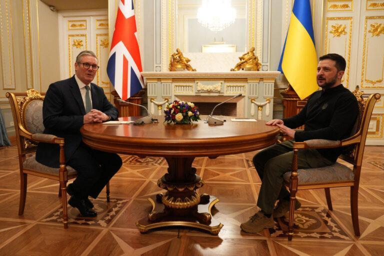 Na zdjęciu premier Wielkiej Brytanii Keir Starmer (po lewej) oraz prezydent Ukrainy Wołodymyr Zełenski (po prawej) podczas wizyty tego pierwszego w Kijowie