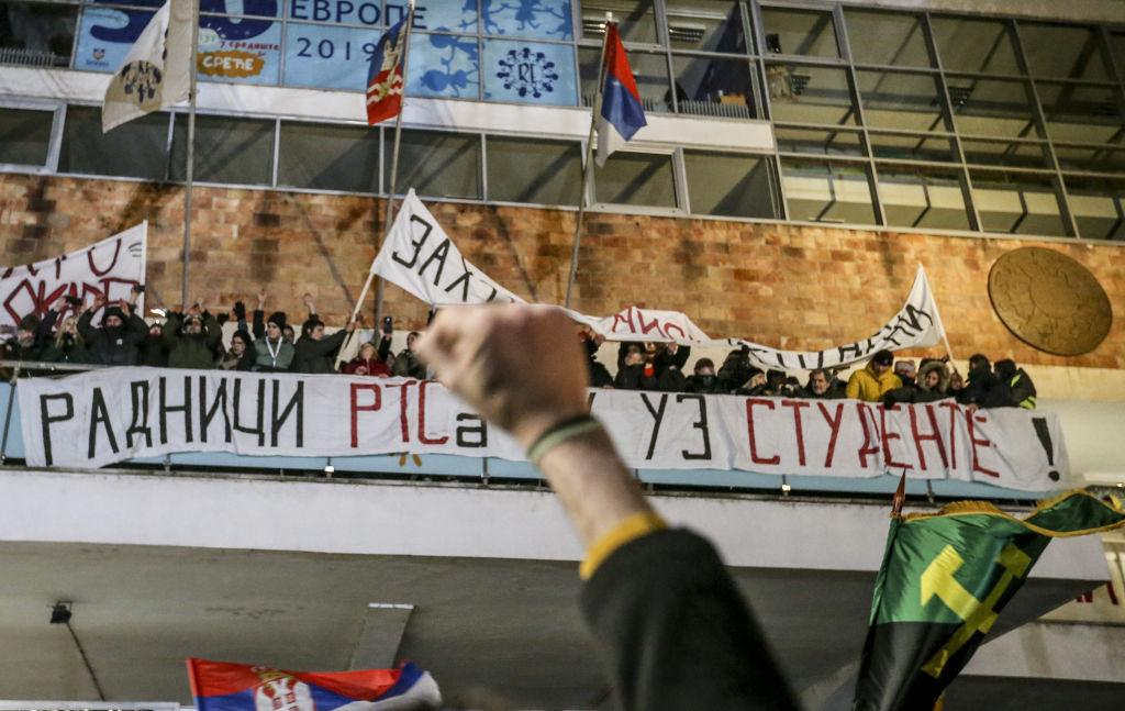 Na zdjęciu protestujący pod siedzibą telewizji w Belgradzie