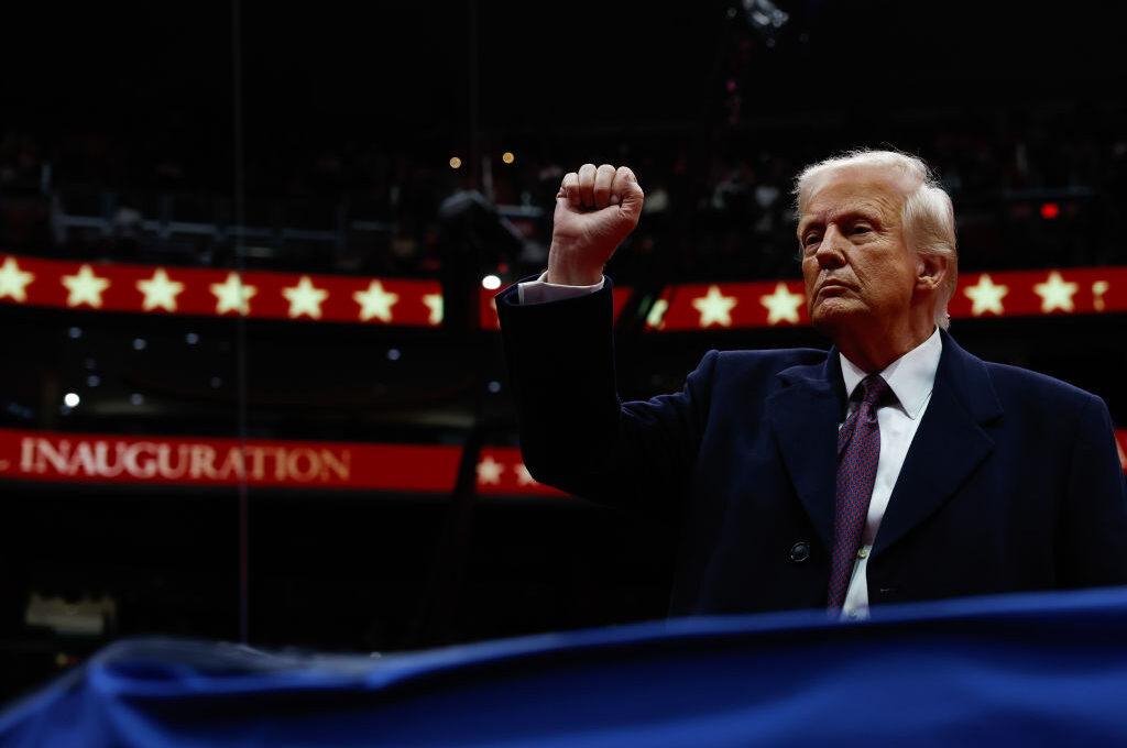 Donald Trump z uniesioną ręką