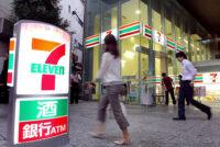 Zdjęcie przedstawia sklep 7-Eleven w Japonii