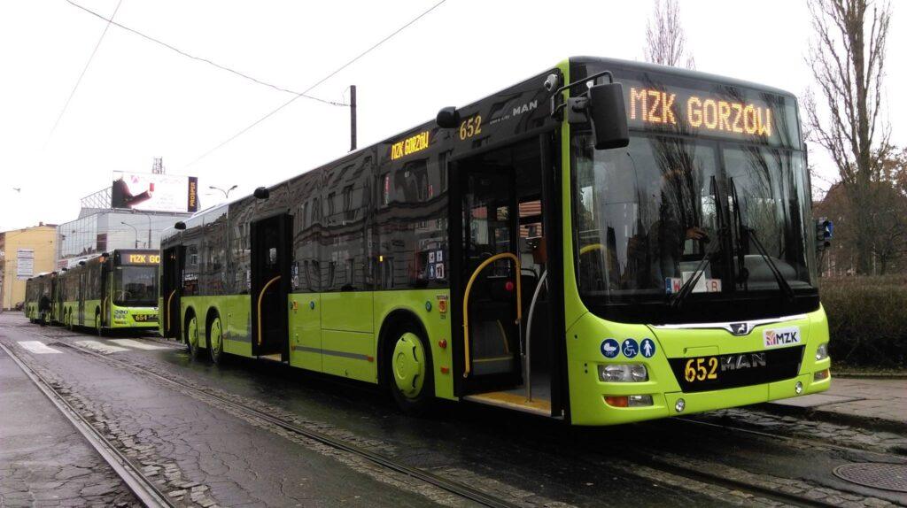 Na zdjęciu zielony autobus MZK Gorzów.