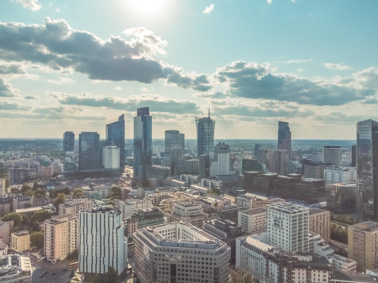 Na zdjęciu widok na Warszawę, jedno z największych centrów usług biznesowych w regionie Europy Środkowo-Wschodniej