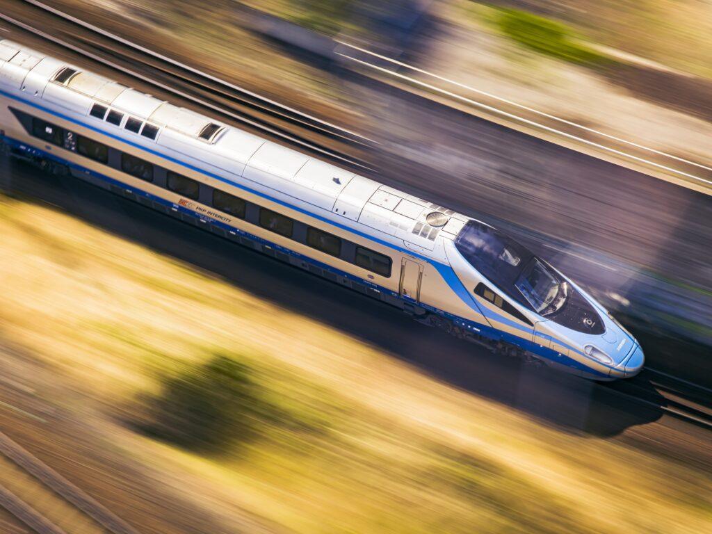 Na zdjęciu szybki pociąg Pendolino widziany z lotu ptaka.