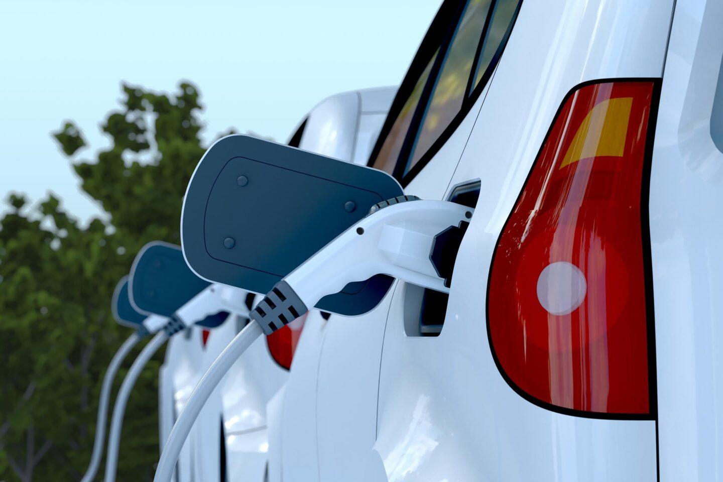 Na zdjęciu ładowanie samochodu elektrycznego