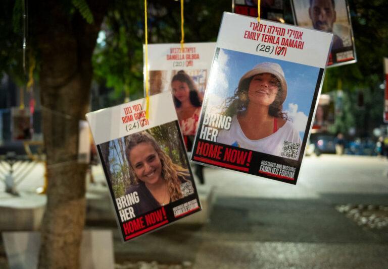 Zdjęcia przetrzymywanych w Gazie Emily Tehili Damari, Romi Gonen i Danielli Gilboa na Placu Zakładników w Tel Aviwie, 16 stycznia 2025 r. Wszystkie trzy zostały od tej pory uwolnione