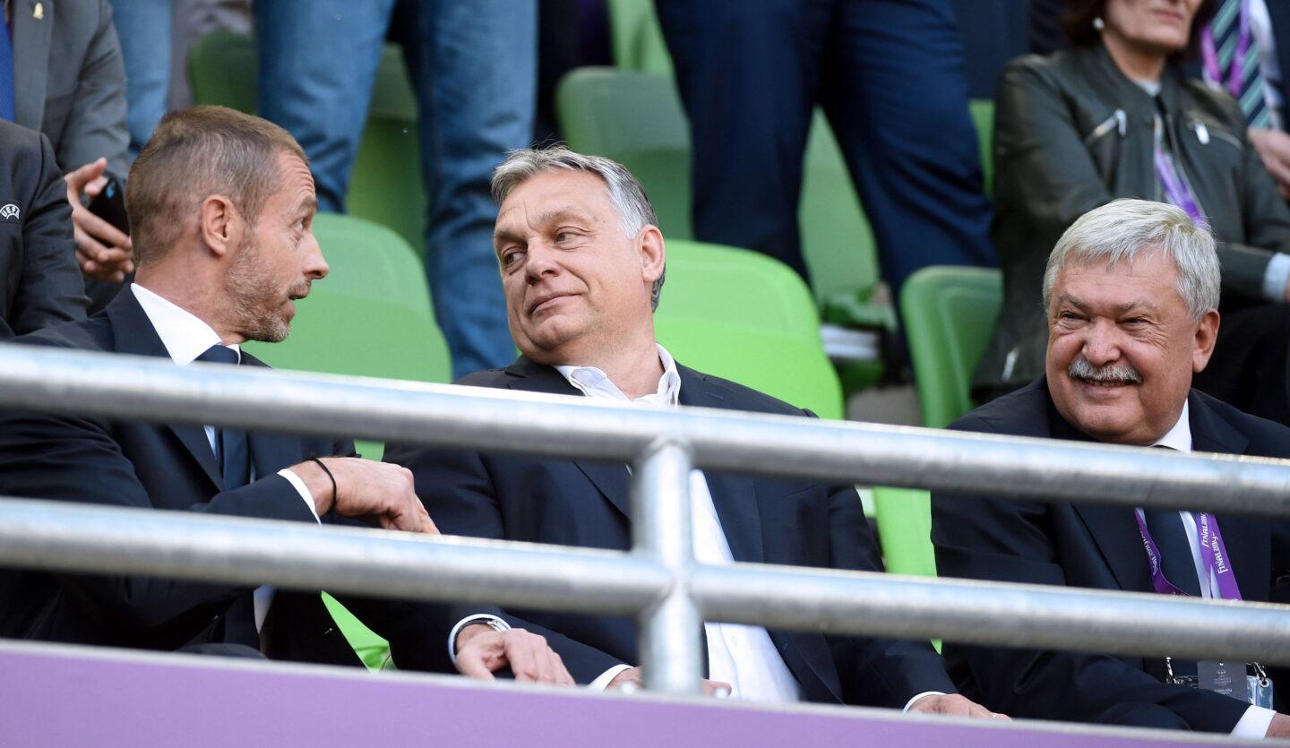 Premier Węgier Viktor Orbán (w środku), Sandor Csanyi, prezes Węgierskiego Związku Piłki Nożnej (z prawej) oraz szef UEFA Aleksander Čeferin.