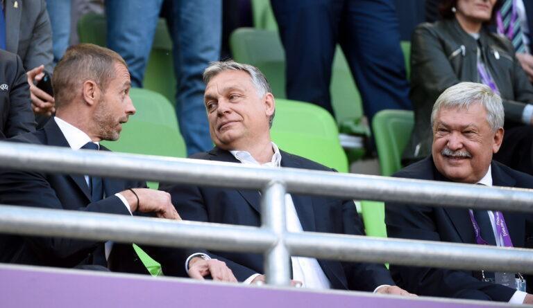 Premier Węgier Viktor Orbán (w środku), Sandor Csanyi, prezes Węgierskiego Związku Piłki Nożnej (z prawej) oraz szef UEFA Aleksander Čeferin.