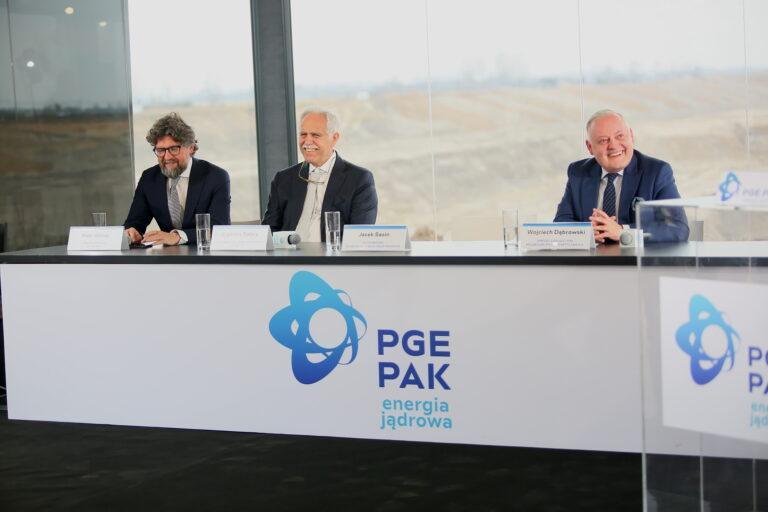 Na zdjęciu Przewodniczący Rady Nadzorczej ZE PAK Zygmunt Solorz-Żak (w środku), prezes ZE PAK Piotr Woźny (po lewej) oraz były prezes PGE Wojciech Dąbrowski (po prawej) podczas konferencji prasowej towarzyszącej uroczystości zawiązania spółki celowej PGE PAK w kwietniu 2023 r.