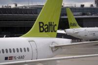 Na zdjęciu ogony samolotów linii Air Baltic na lotnisku w Rydze