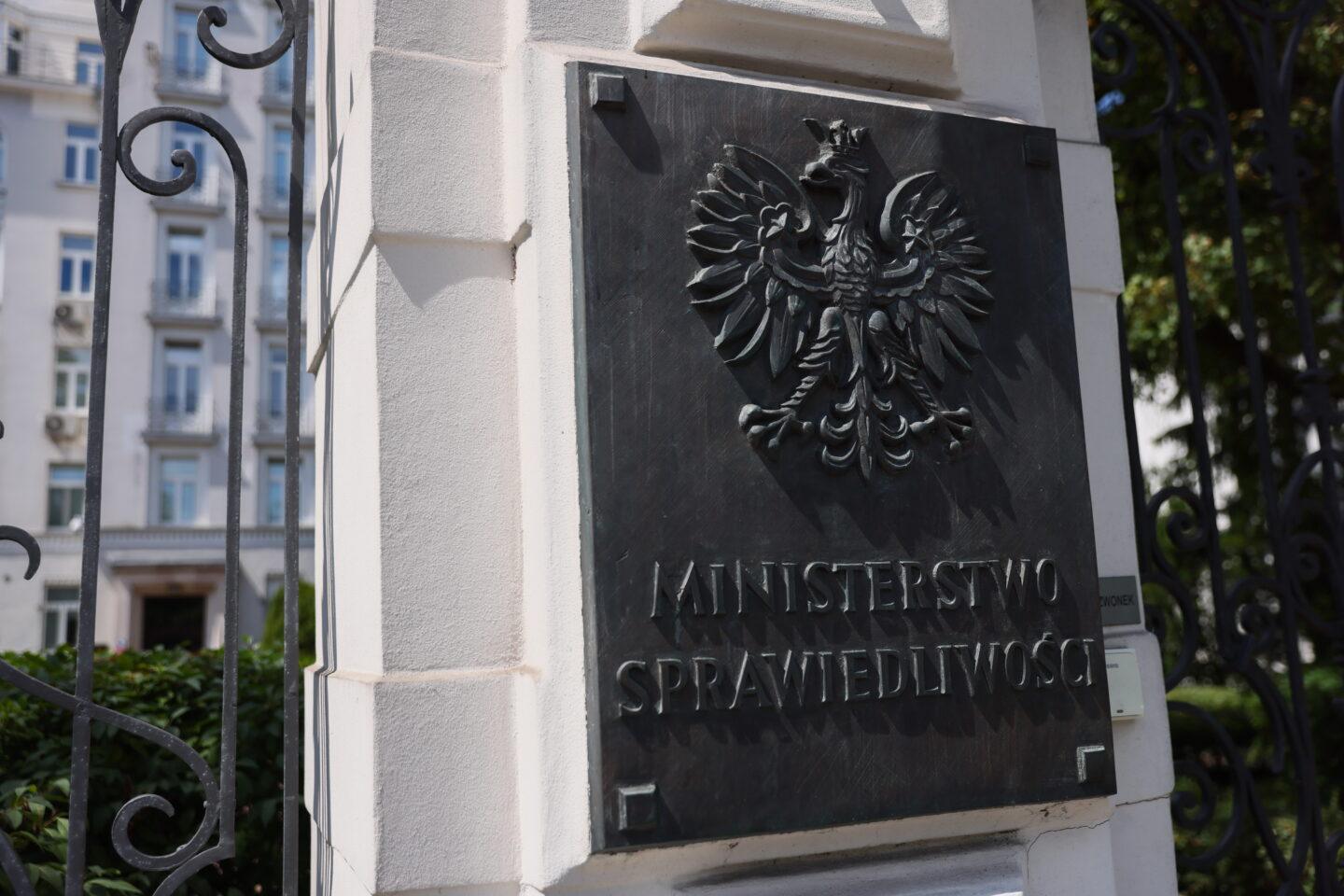 Na zdjęciu wejście do Ministerstwa Sprawiedliwości