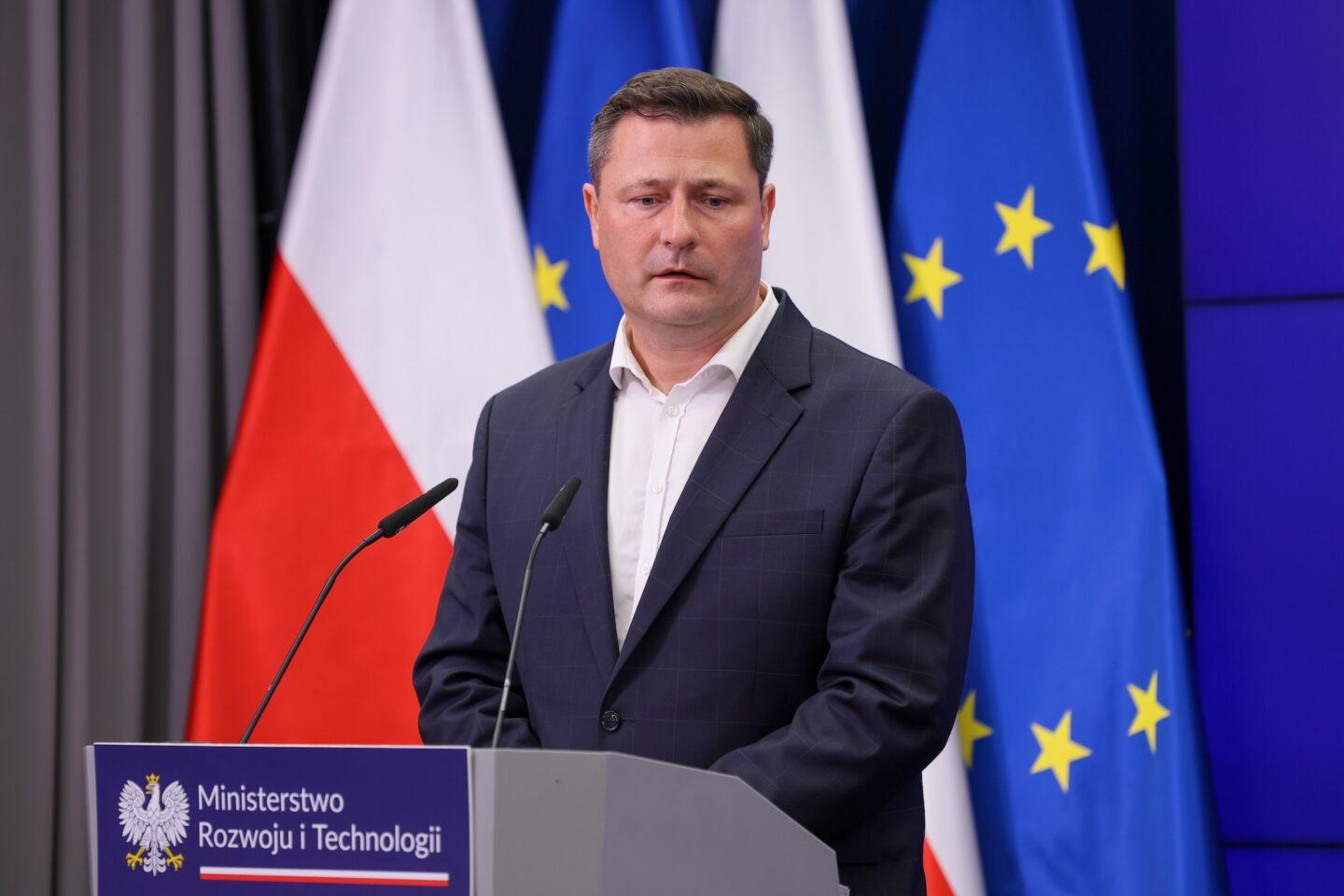 Zdjęcie przedstawia ministra Krzysztofa Paszyka (MRiT)