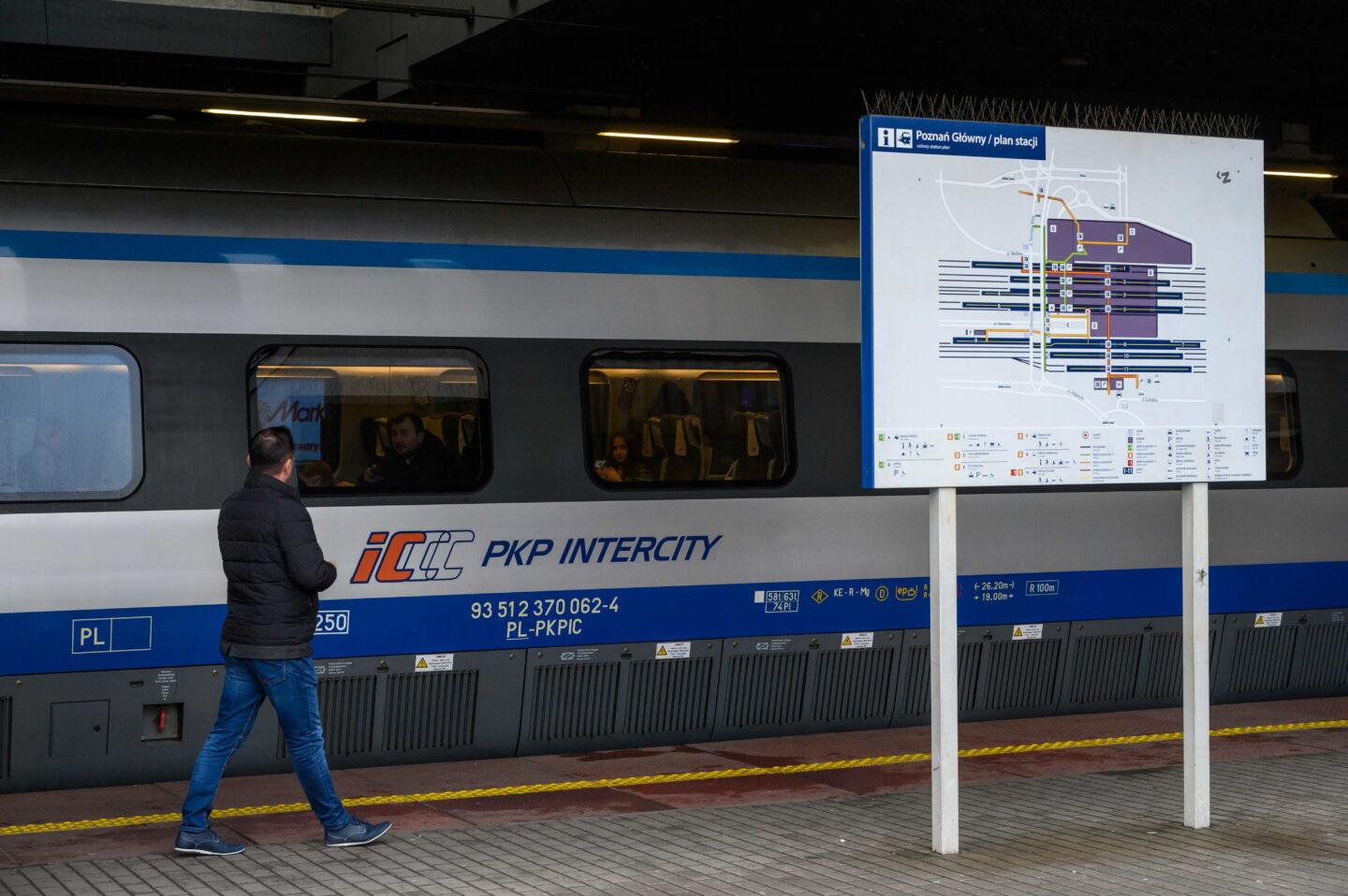 Na zdjęciu: pociąg Pendolino na stacji na dworcu w Poznaniu