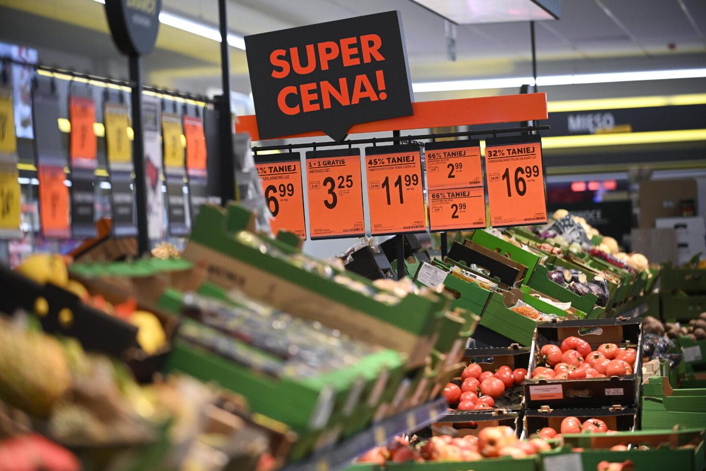 Zdjęcie przedstawia wnętrze supermarketu