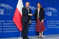 Na zdjęciu premier RP Donald Tusk (po lewej) i przewodnicząca PE Roberta Metsola (po prawej) w Parlamencie Europejskim