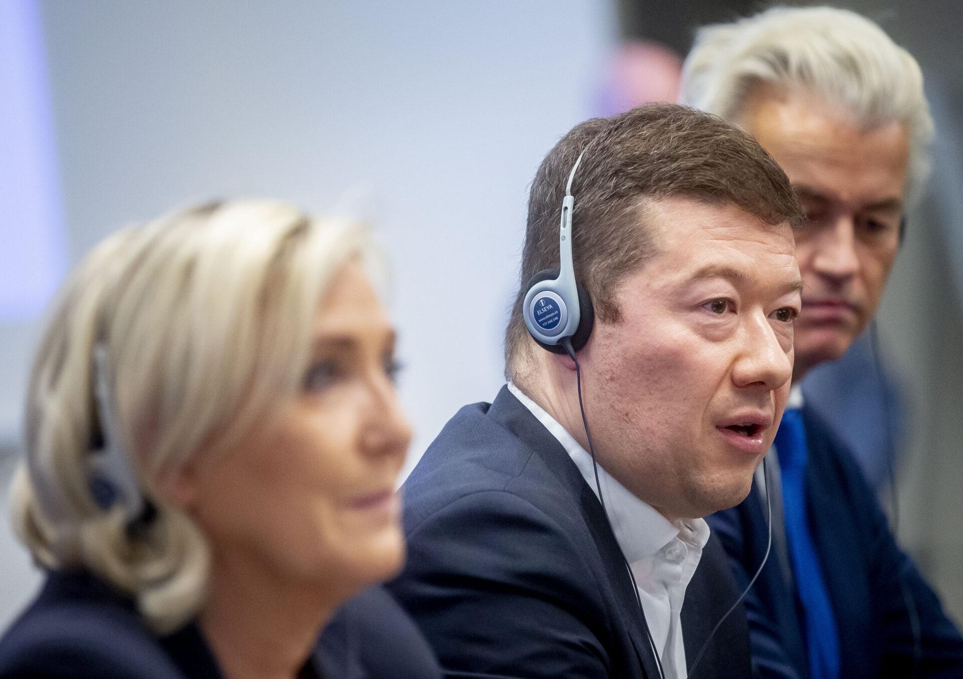 Tomio Okamura (w środku), szef skrajnie prawicowej, populistycznej czeskiej partii SDP w towarzystwie Marine Le Pen, przewodniczącej nacjonalistycznego Zjednoczenia Narodowego i Geerta Wildersa, założyciela i lidera holenderskiej Partii Wolności.