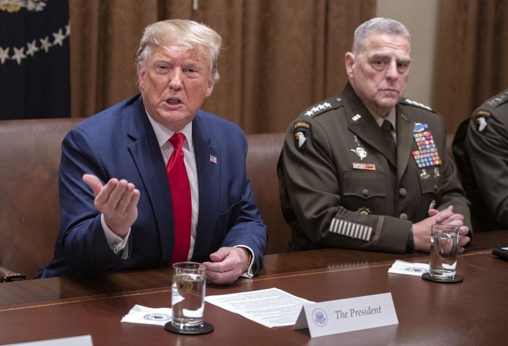 Na zdjęciu z 2019 r. Donald Trump (z lewej) i Mark Milley na briefingu z wyższymi rangą dowódcami amerykańskiego wojska