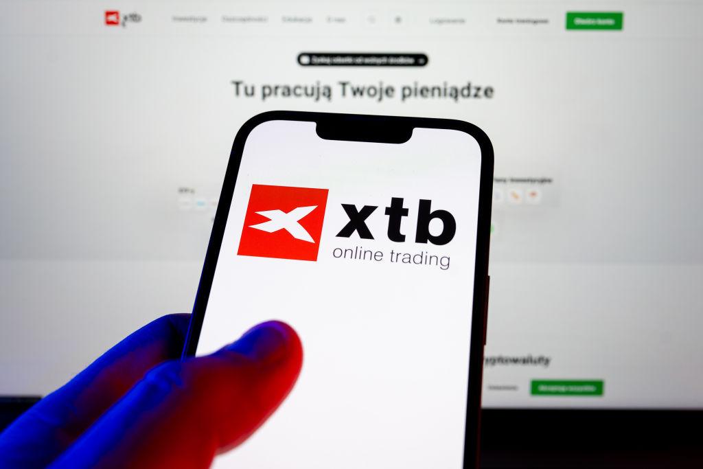 Na zdjęciu smartfon z otwartą aplikacją XTB