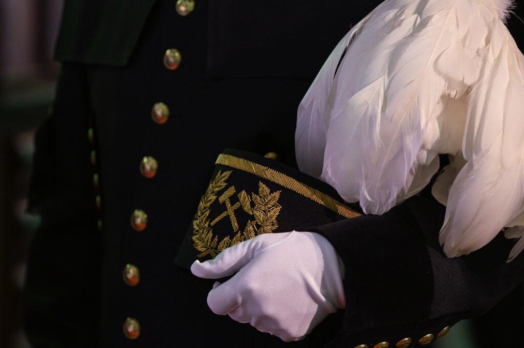 Na zdjęciu górnik w tradycyjnym stroju na obchodach Barbórki w Wieliczce