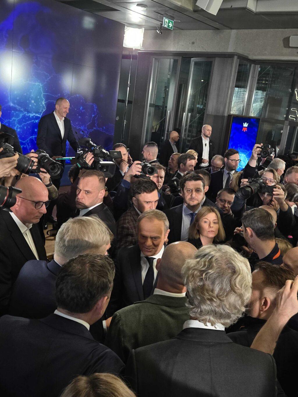 Donald Tusk w kuluarach konferencji prasowej o strategii gospodarczej rządu. Fot. XYZ.pl