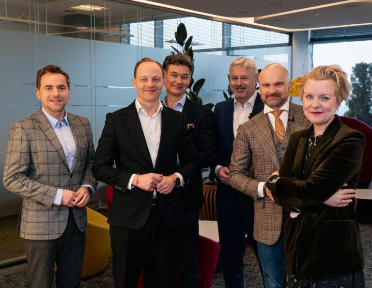 Grzegorz Nawacki, redaktor naczelny XYZ, Szymon Midera, prezes zarządu PKO BP, Michał Mastalerz, partner zarządzający i prezes zarządu PwC Polska, Mikołaj Konopka, prezes zarządu Dom Development, Rafał Brzoska, twórca i prezes InPost Group, Magdalena Kotlarczyk, dyrektorka krajowa Google Polska. Fot. Jakub Kuźmiński/XYZ