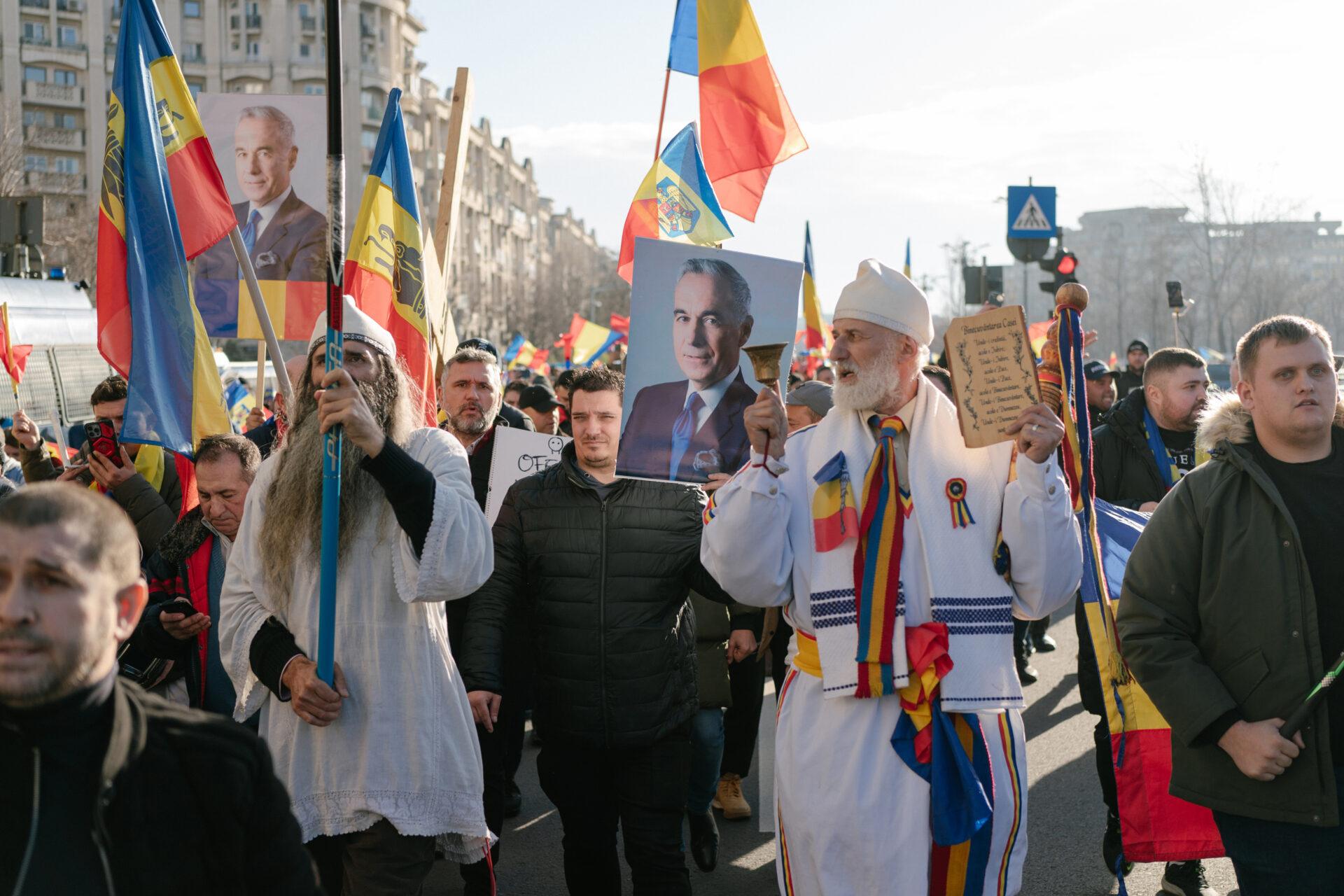 Zwolennicy Călina Georgescu manifestujący na ulicach Bukaresztu. (fot. Andrei Pungovschi/Bloomberg)