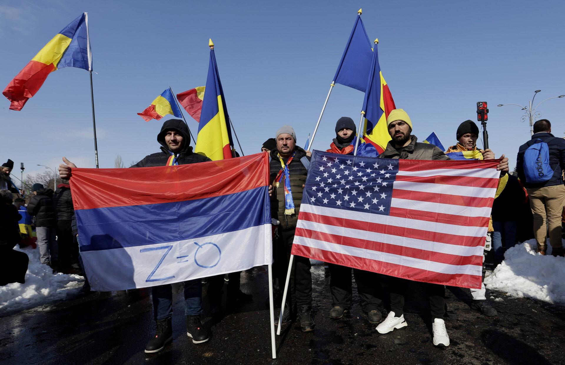 Zwolennicy Călina Georgescu manifestujący na ulicach Bukaresztu. (fot. EPA/ROBERT GHEMENT)