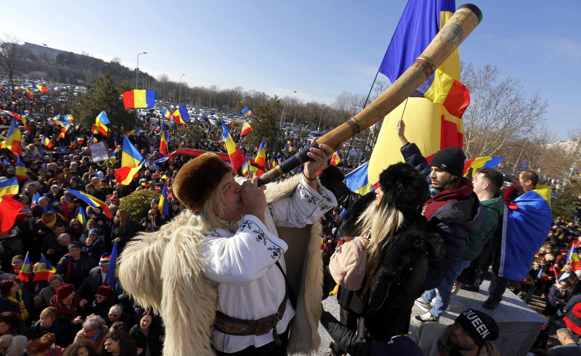 Zwolennicy Călina Georgescu manifestujący na ulicach Bukaresztu. (fot. EPA/ROBERT GHEMENT)