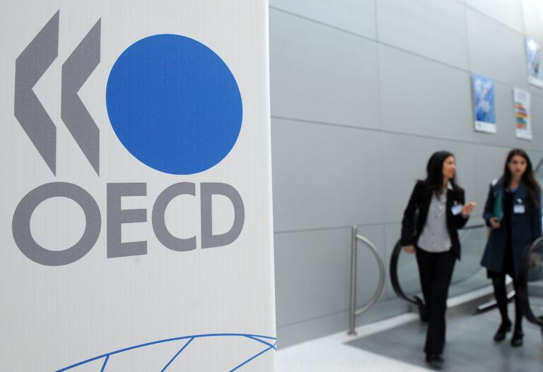 Na zdjęciu logo OECD w w paryskiej siedzibie