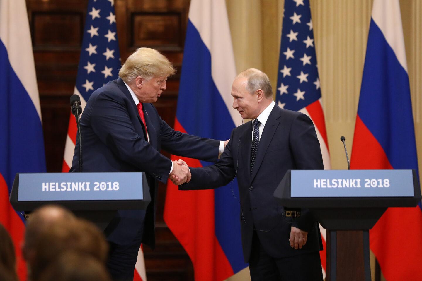 D. Trump i W. Putin na spotkaniu w Helsinkach w 2018 roku