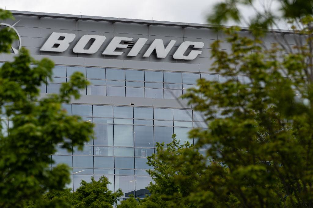 Zdjęcie przedstawia logo firmy Boeing na budynku