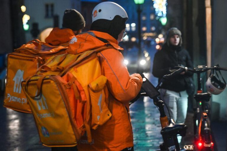 Zdjęcie przedstawia kuriera Pyszne.pl