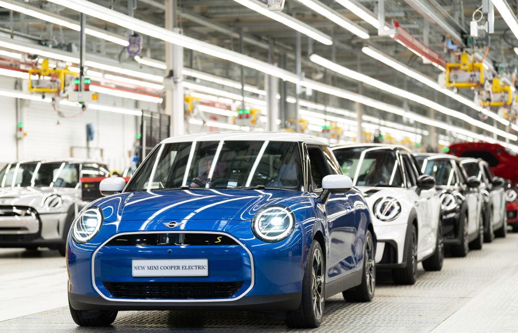 Zdjęcie przedstawia elektryczne Mini na linii produkcyjnej w zakładzie Cowley w Wielkiej Brytanii