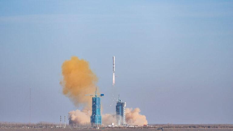 Na zdjęciu start rakiety z satelitą.