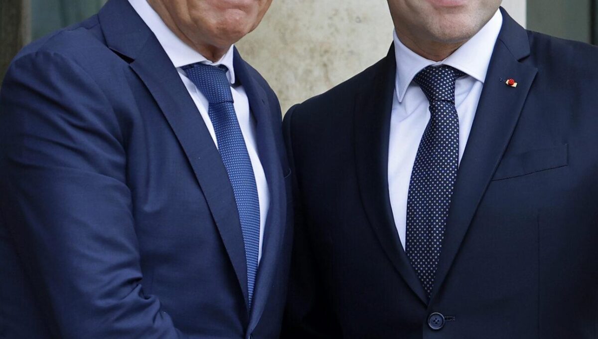 Na zdjęciu prezydent Francji Emmanuel Macron wita premiera Donalda Tuska