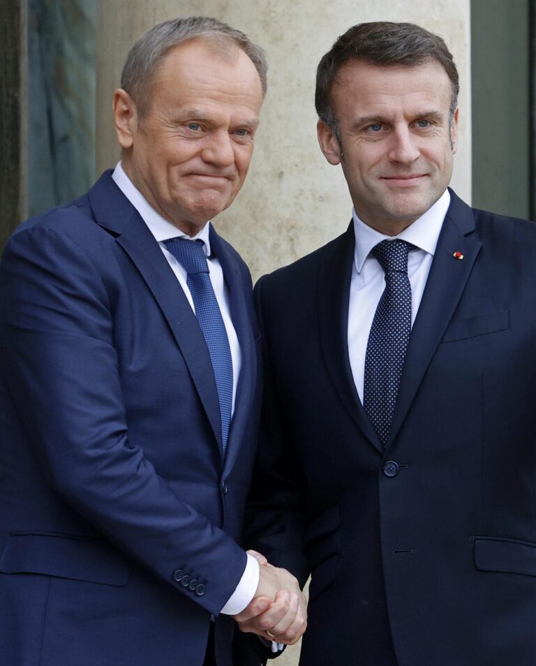 Na zdjęciu prezydent Francji Emmanuel Macron wita premiera Donalda Tuska