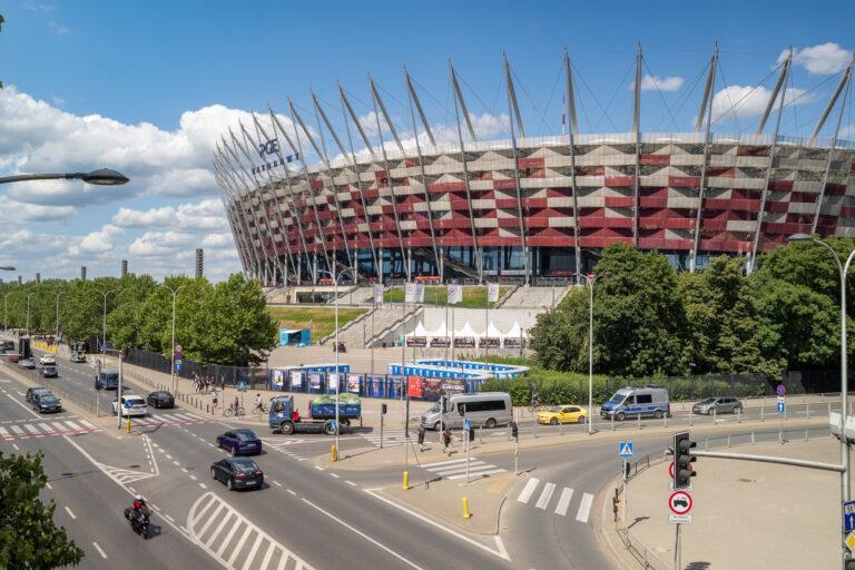 Zdjęcie przedstawia stadion PGE Narodowy w Warszawie