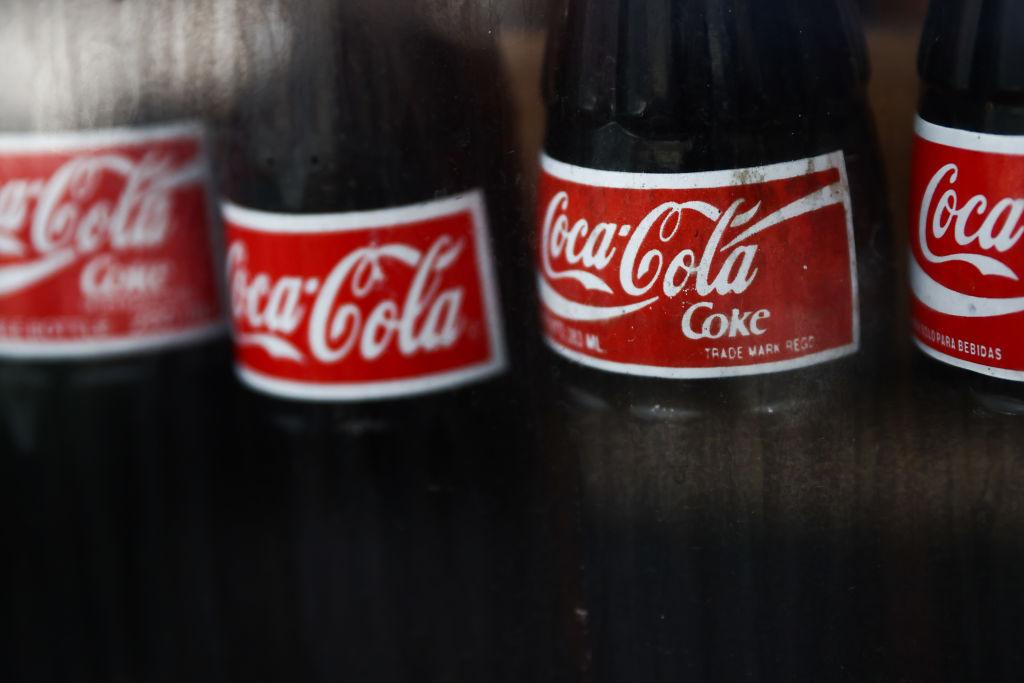 Zdjęcie przedstawia butelki Coca-Coli