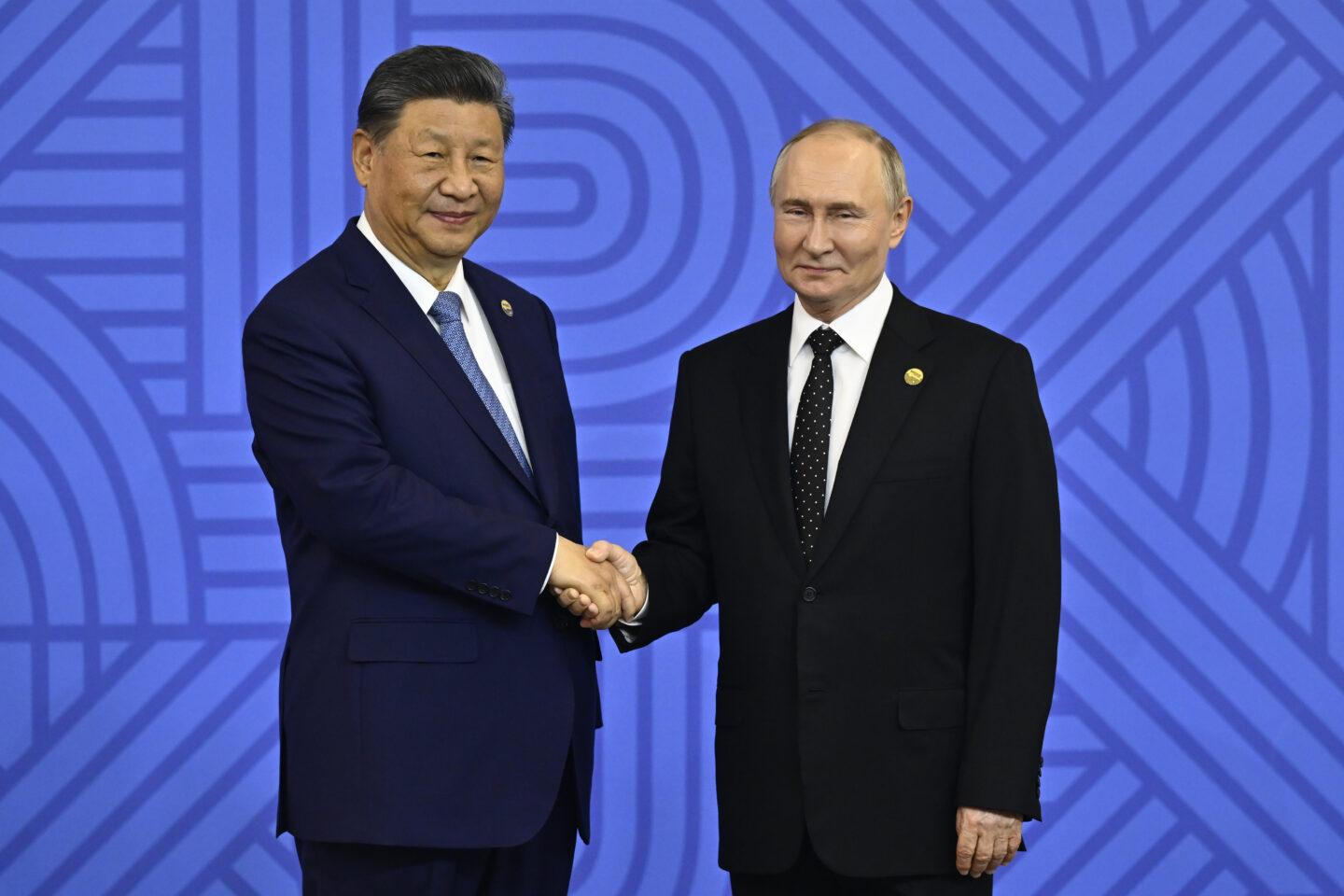 Po lewej sekretarz generalny komunistycznej partii Chin Xi Jinping, a po prawej prezydent Rosji Władimir Putin
