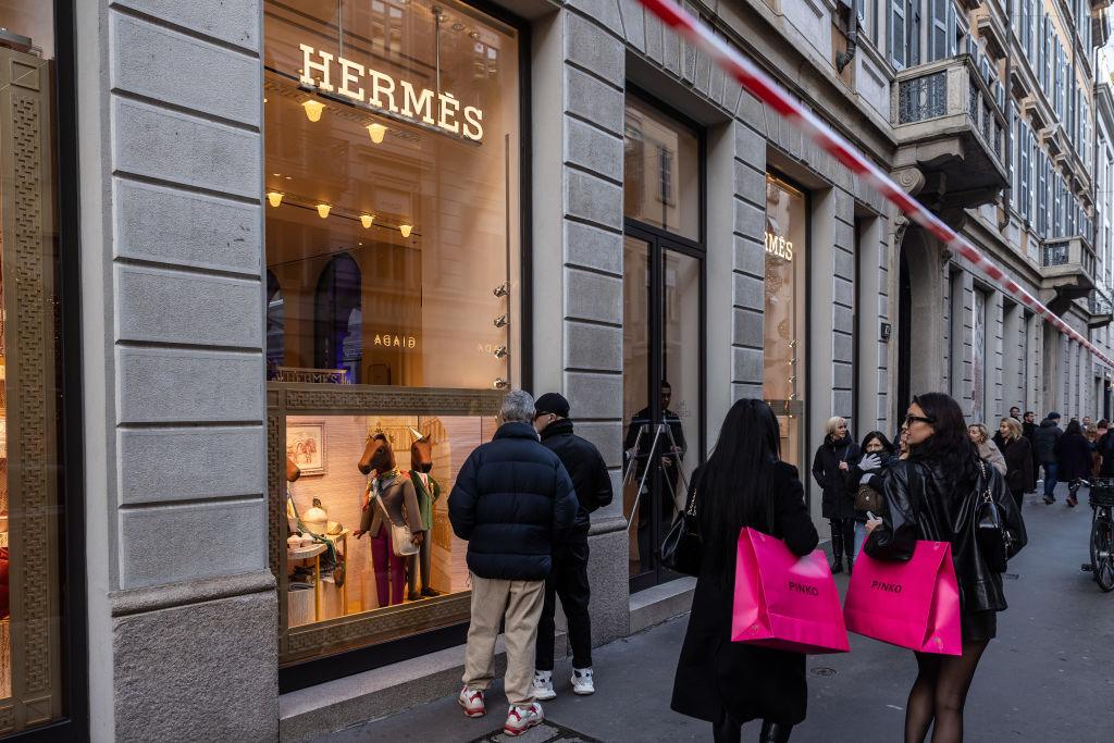 Zdjęcie przedstawia sklep Hermès na Via Monte Napoleone w Mediolanie