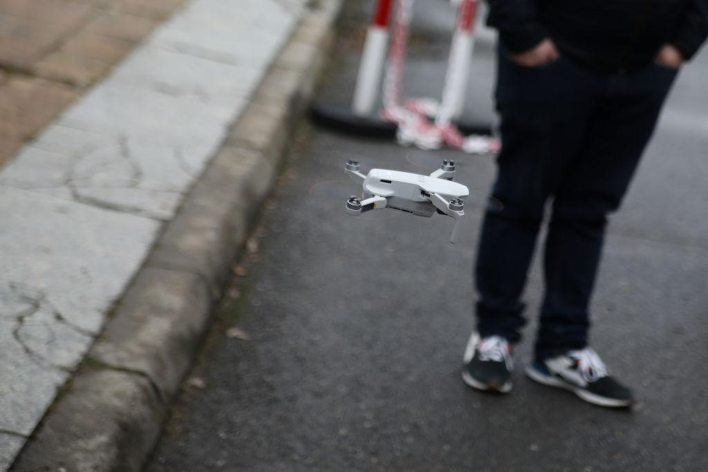 Na zdjęciu dron nad ulicą